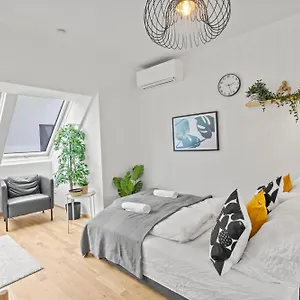  Apartamento 1 Min To Public Transport - 3 Min To Supermarket And Pharmacy - On-site Parking For 19,90 Eur